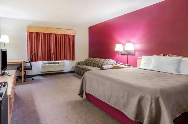 غرفة قياسية بسرير كوين مع أريكة، Rodeway Inn Hesston, KS 1/10