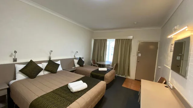 غرفة ديلوكس بسريرين منفصلين، Sapphire City Motor Inn Inverell 1/2
