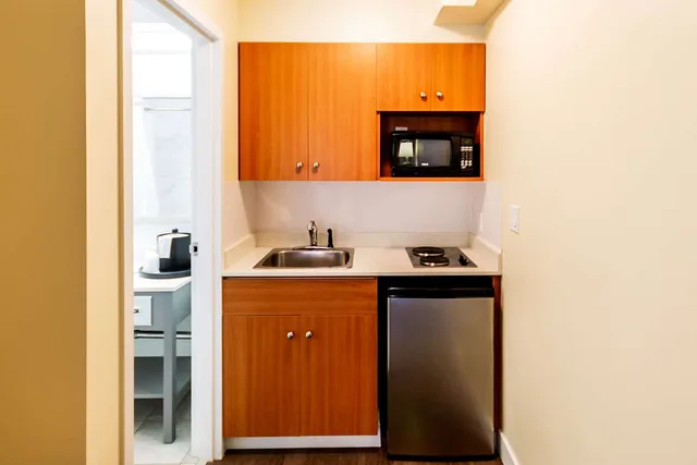 Upgrade, Efficiency, King Bed، Econo Lodge Inn & Suites Calgary - University 7/7