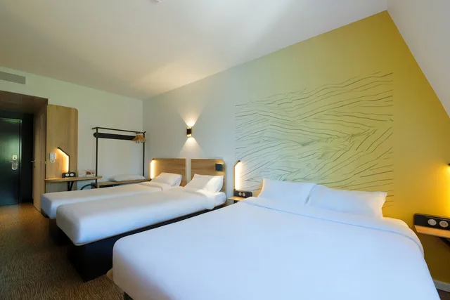 غرفة رباعية بسرير مزدوج وسريرين منفصلين، B&B Hotel Le Touquet 4/5