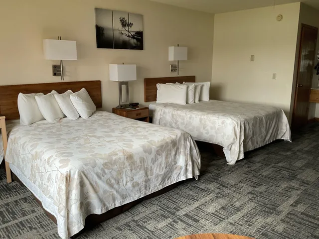 غرفة بريميوم بسريرين كوين بإطلالة على البحيرة، Great Northern Motel 1/3
