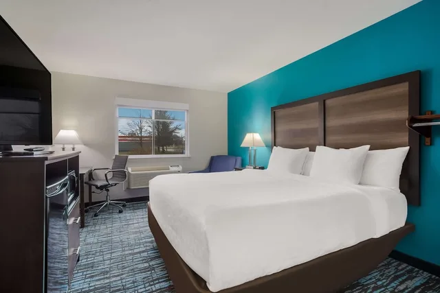 غرفة بسرير كينج لذوي الإعاقة، Clarion Pointe Harrodsburg 1/10
