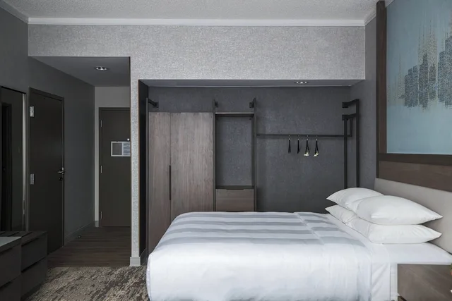غرفة بسرير كينج، The Courtyard by Marriott Chicago at Medical District/UIC 2/4