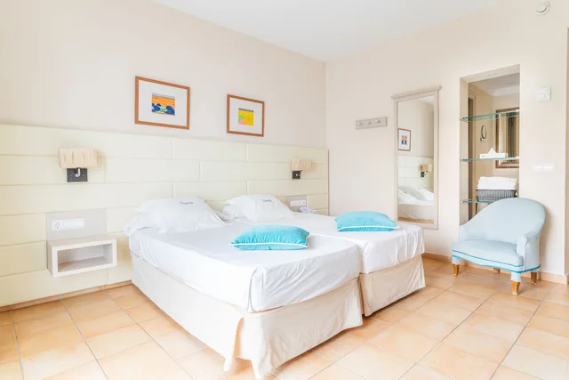 غرفة سوبيريور بسريرين منفصلين بإطلالة على البحر بشرفة، Hotel Cala d Or - Adults Only 4/10