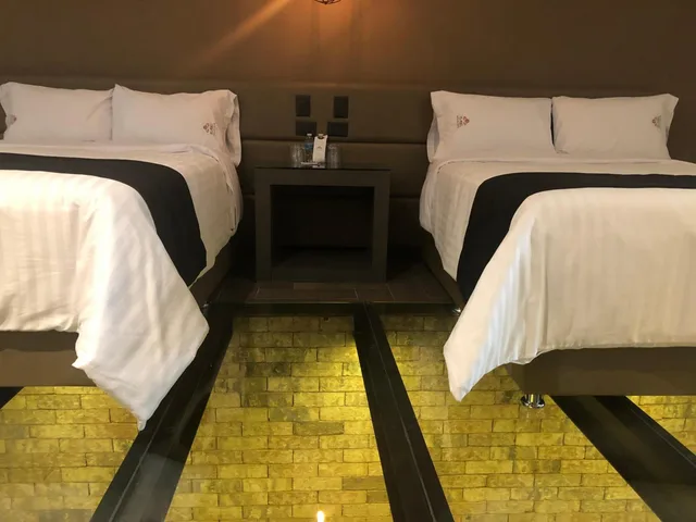 غرفة بسريرين منفصلين بحوض استحمام، Hotel Isabel Unico 7/10