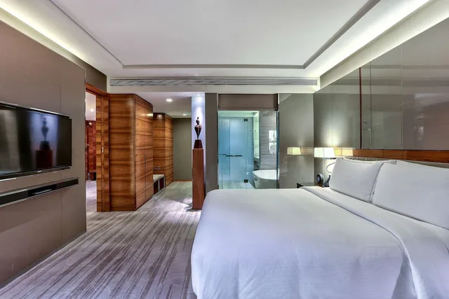 جناح تنفيذي بسرير كينج مع دخول صالة النادي، Hilton Sukhumvit Bangkok Hotel 2/9