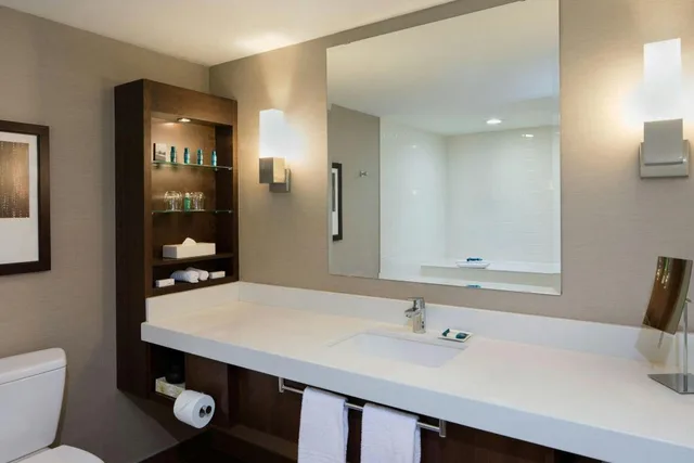 1 Bedroom, Bi Level, Loft, Suite, King Bed, Sofa، Delta Hotels by Marriott Edmonton South Conference Centre 3/4
