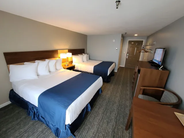 غرفة قياسية بسريرين كوين، Hampton Village Resort 1/8