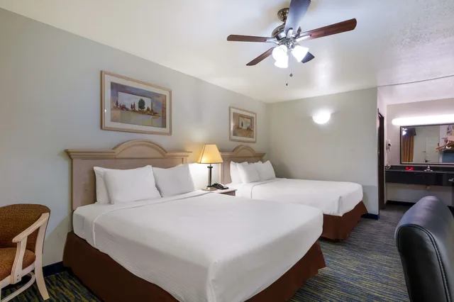 غرفة قياسية كبيرة بسريرين كوين، SureStay Hotel by Best Western Falfurrias 2/5