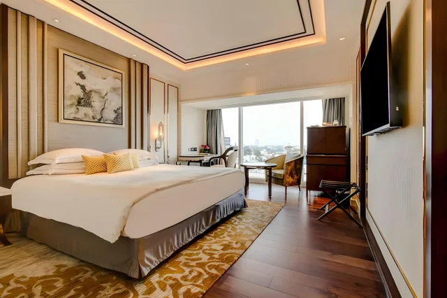غرفة فاخرة بسرير كينج بإطلالة على البحيرة، Taj MG Road Bengaluru 1/2