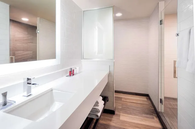 غرفة بريميوم بسرير كينج، Hilton Denver City Center 2/3