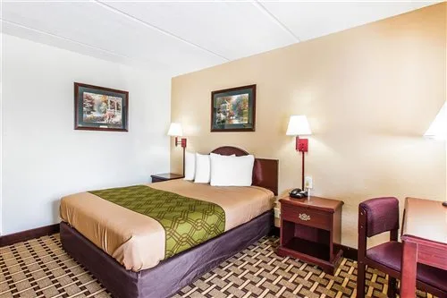 غرفة بسرير كوين، Econo Lodge Savannah Midtown 1/1