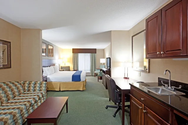 جناح بسرير كينج مع أريكة، Holiday Inn Express Hotel Suites Meriden 5/5