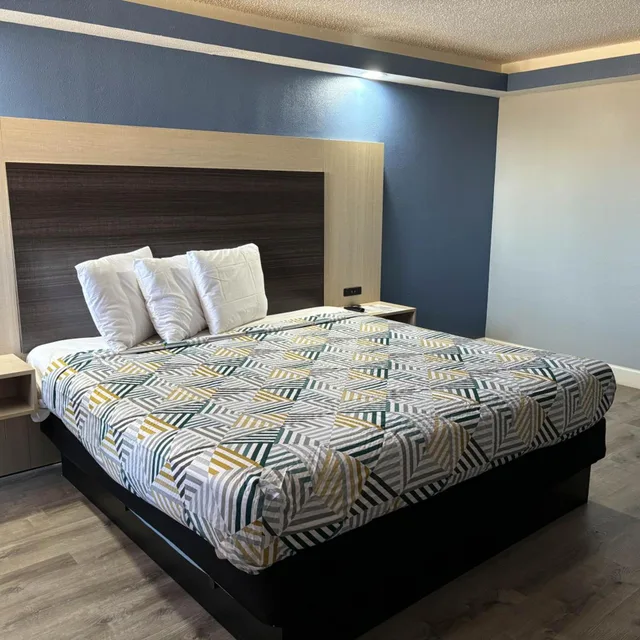 1 King Bed - Smoking, Micfridge, Studio6 Suites Memphis, TN – East Memphis 6/10