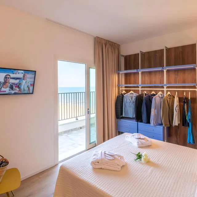 جناح جونيور بإطلالة على البحر، HOTEL MONDIAL 10/10