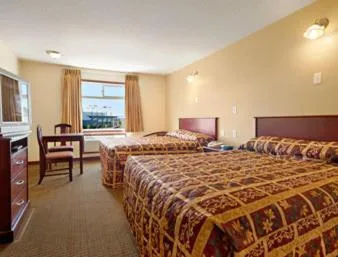 جناح بسرير كينج وسريرين كوين، Super 8 Fort Saskatchewan 1/3