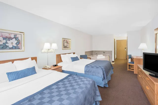 غرفة بريميوم بسريرين كوين بجاكوزي، Ramada By Wyndham Hancock Waterfront 2/5