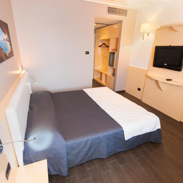 Room, Double Bed, Hotel Mediterraneo 7/10