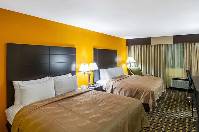 غرفة بريميوم بسريرين كوين، Quality Inn & Suites Cincinnati Downtown Area 2/9