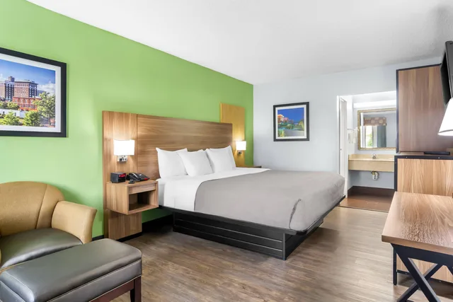 غرفة بسرير كينج للمدخنين، Quality Inn & Suites Greenville - Haywood Mall 1/5