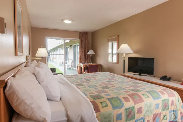 غرفة قياسية بسرير كوين، Okanagan Seasons Resort 3/5