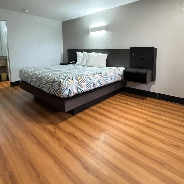 غرفة بسرير كينج للمدخنين، Studio6 Sulphur, LA 1/7