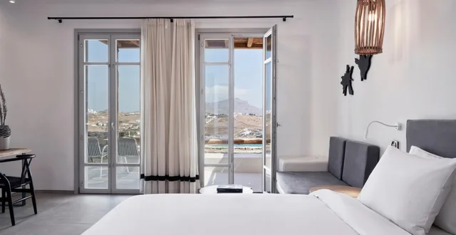 غرفة سوبيريور بسرير مزدوج بإطلالة على البحر بجاكوزي، Radisson Blu Euphoria Resort 2/2
