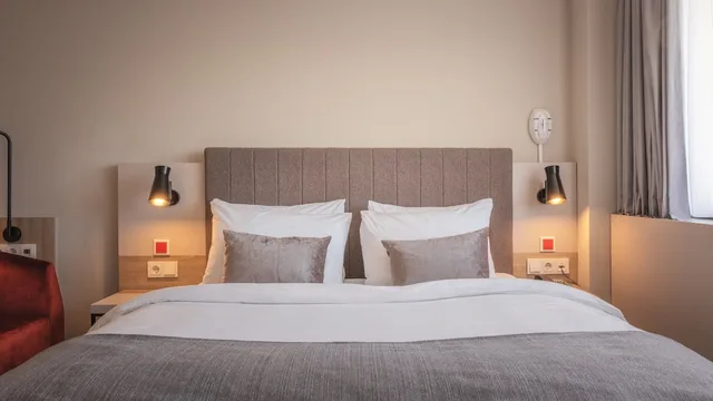 غرفة قياسية بسرير كوين في طابق مرتفع، Crowne Plaza Frankfurt Congress Hotel 4/7