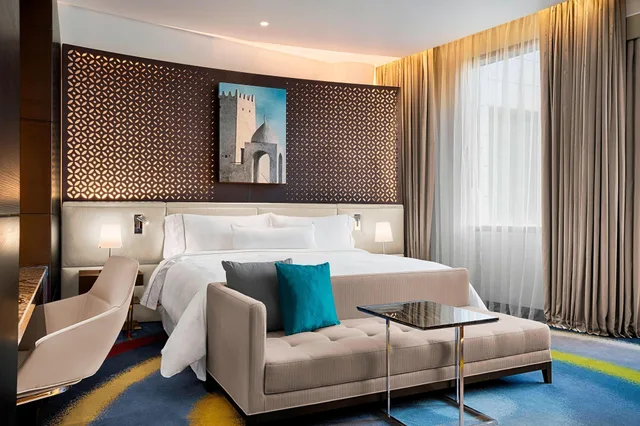 غرفة ديلوكس بسرير كينج بإطلالة على المسبح للمدخنين، The Westin Doha Hotel Spa 6/10