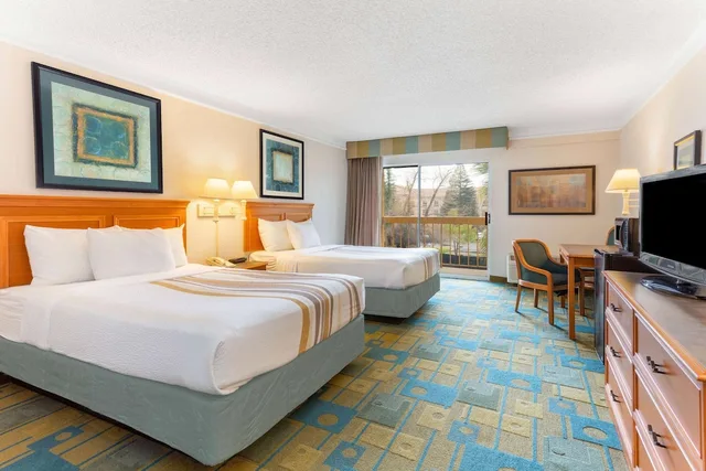 غرفة ديلوكس بسريرين مزدوجين لذوي الإعاقة، La Quinta Inn And Suites By Wyndham Redding 1/3