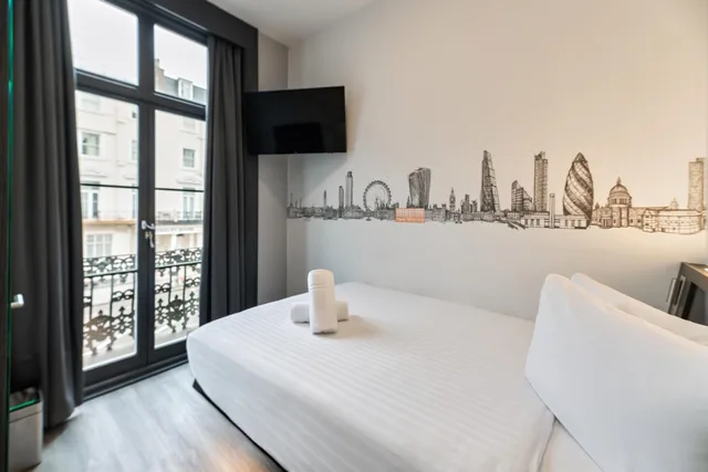 غرفة بسرير مزدوج بحمام خاص، easyHotel London Victoria 1/1