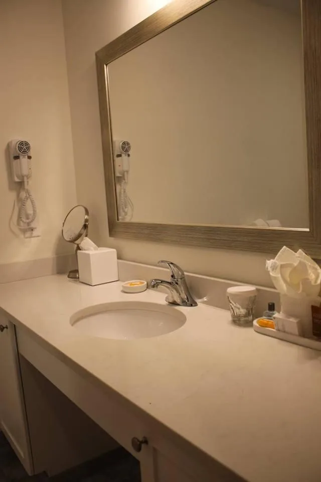 غرفة كبيرة بسرير مزدوج، Norwalk Inn and Conference Center 3/5