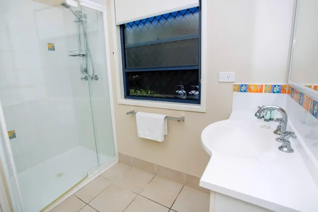 Deluxe, Cabin, 1 Queen and 1 Bunk Bed, Pet Friendly, Reflections Holiday Park Ferry Reserve 3/5
