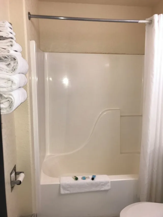 Deluxe, Single, King Bed, Travelodge by Wyndham Chadron 8/8