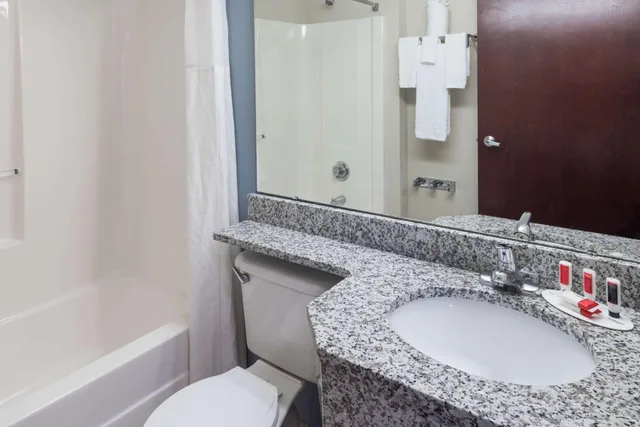جناح بسرير كوين مع أريكة، Microtel Inn & Suites by Wyndham Greenville / Woodruff Rd 5/7