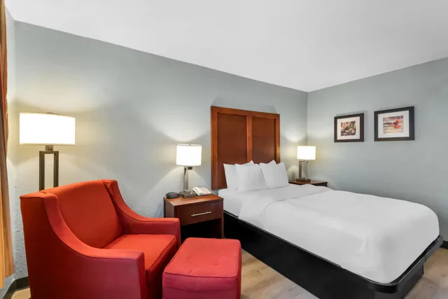 Room, Double Bed, Quality Inn Waverly IA 3/9