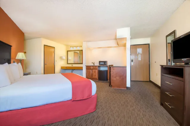 جناح بريميير بسرير كينج، AmericInn by Wyndham Ames 1/1