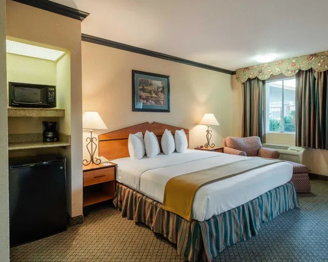غرفة بسرير كينج للمدخنين، Quality Inn Suites Lufkin 1/5
