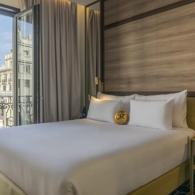 غرفة بريميوم غراند بسرير كينج بشرفة بإطلالة، Pestana CR7 Gran Vía 1/10