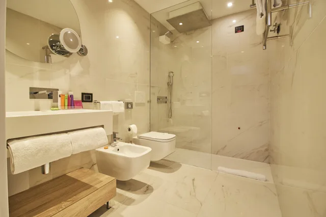 جناح ديلوكس بسرير كوين وسرير فردي، Ih Hotels Milano Ambasciatori 2/4