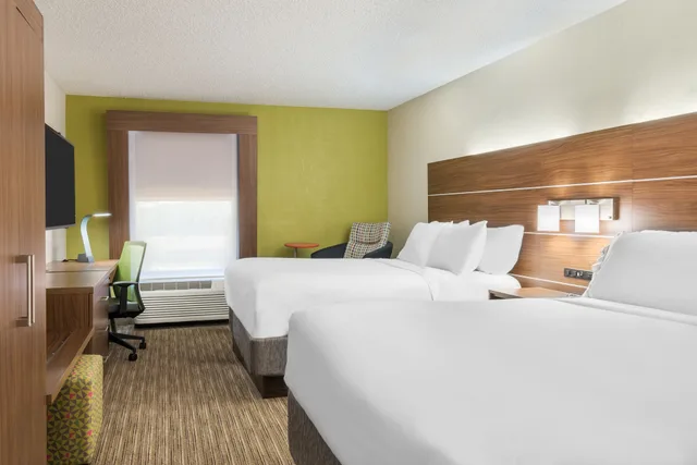 غرفة قياسية بسريرين كوين في طابق منخفض، Holiday Inn Express Hotel Suites Bentonville 1/8