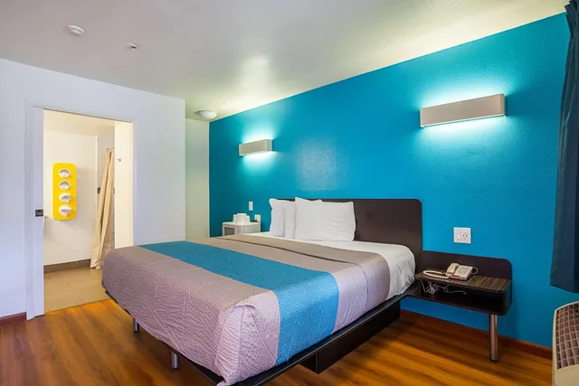 1 King Bed Mob Acc RI Shwr Nsmk Micfridg، Motel6 Ventura, CA - Downtown 3/10