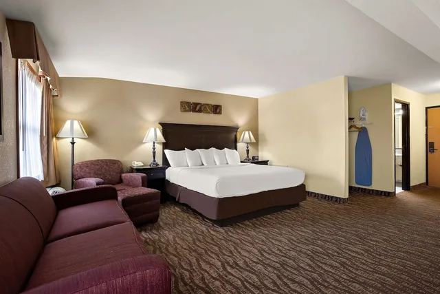 جناح كبير بسرير كينج بحوض جاكوزي، Best Western Center Pointe Inn 9/10