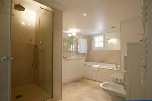 Vice President, Junior Suite, Queen Bed، LE SAINT PAUL 2/3