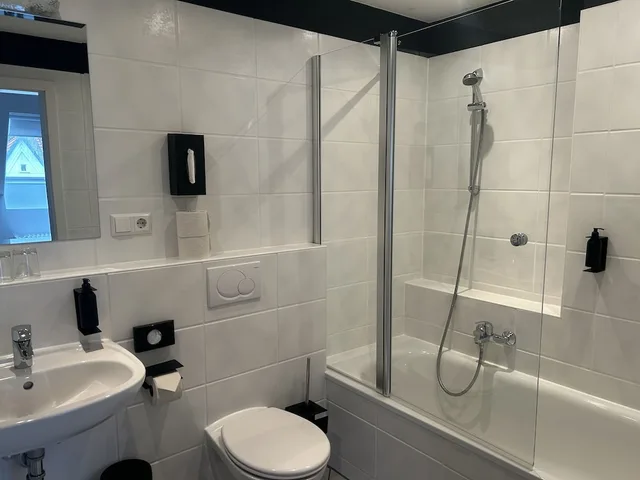Atelier, 1 Queen and 1 Single Bed، Hotel Deutscher Kaiser 6/9