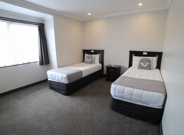 شقة عائلية بسرير مزدوج وسريرين منفصلين بغرفة نوم واحدة، Palm City Motor Inn 5/10
