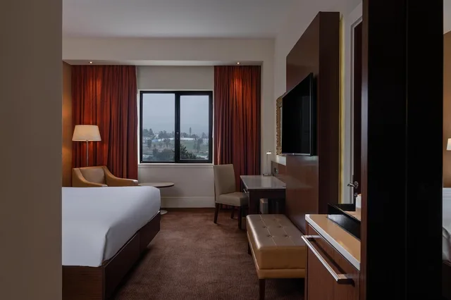 غرفة تنفيذية بسريرين منفصلين مع دخول الصالة، Radisson Blu Hotel, Addis Ababa 8/10