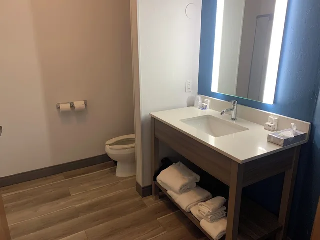 جناح رئاسي بسرير كينج، La Quinta Inn & Suites by Wyndham OKC North - Quail Springs 5/6