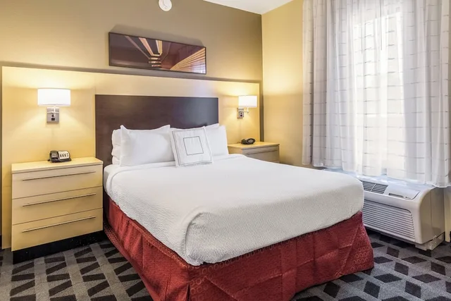 جناح بسرير كوين بغرفة نوم واحدة مع أريكة لذوي الإعاقة، Towneplace Suites Dayton North 1/2