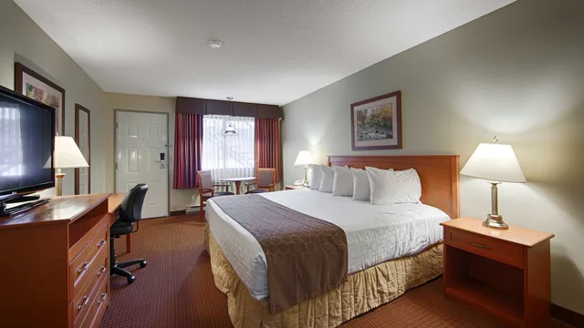 غرفة قياسية بسرير كينج، Surestay Plus Hotel By Best Western Salmon Arm 2/10
